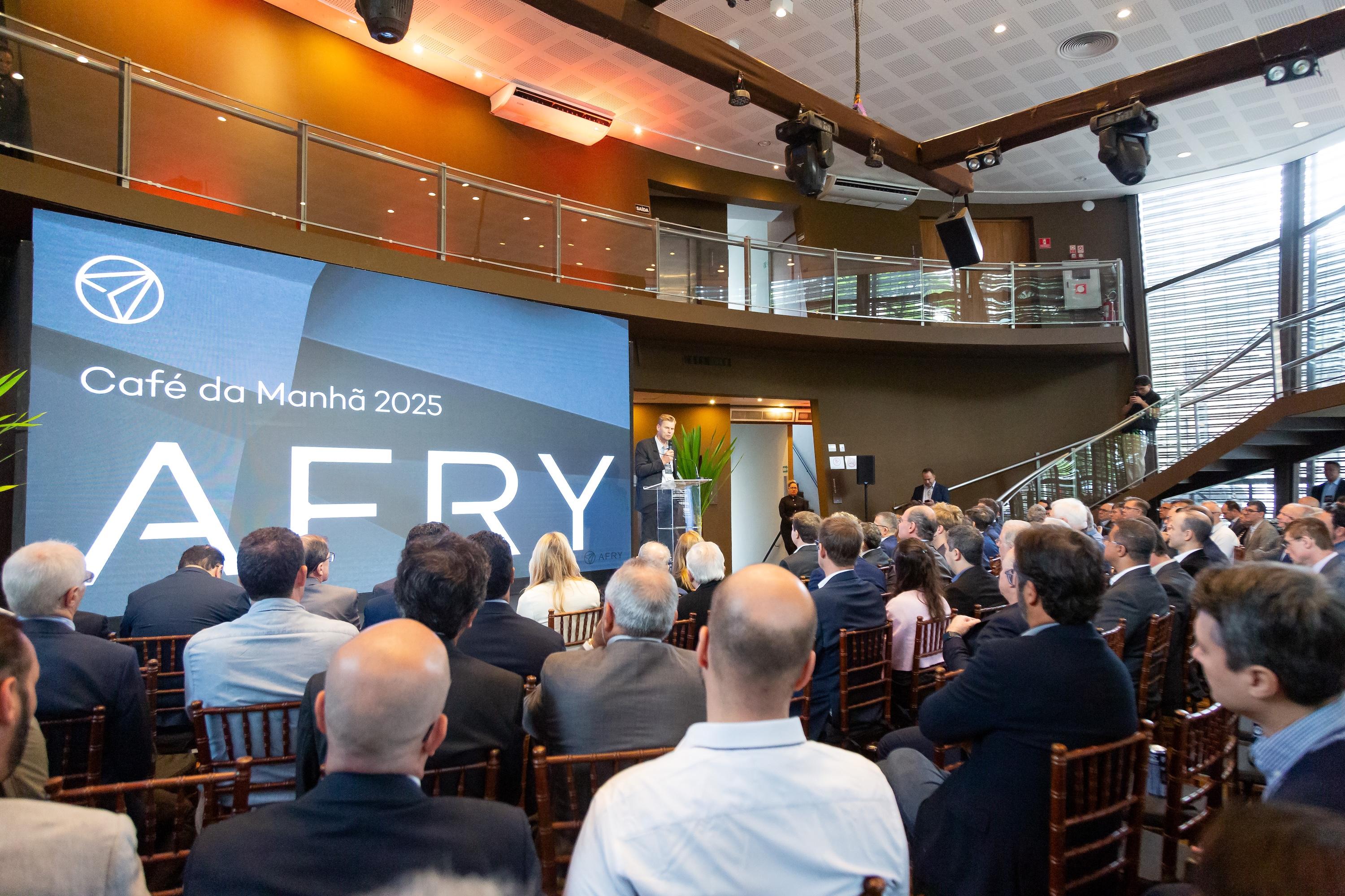 Grupo de participantes celebrando em evento Trabuka