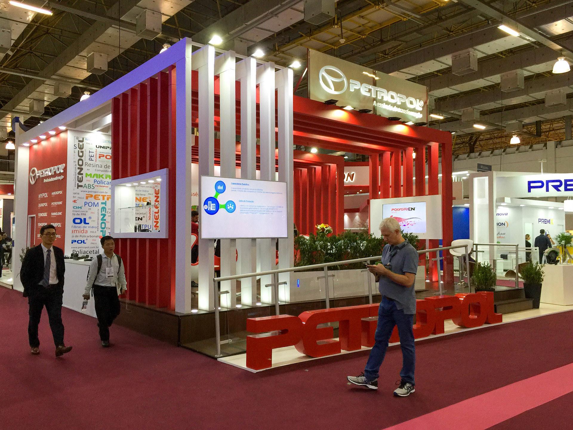 Estande Petropol no evento Feiplastic — projeto e montagem gerenciados pela Trabuka