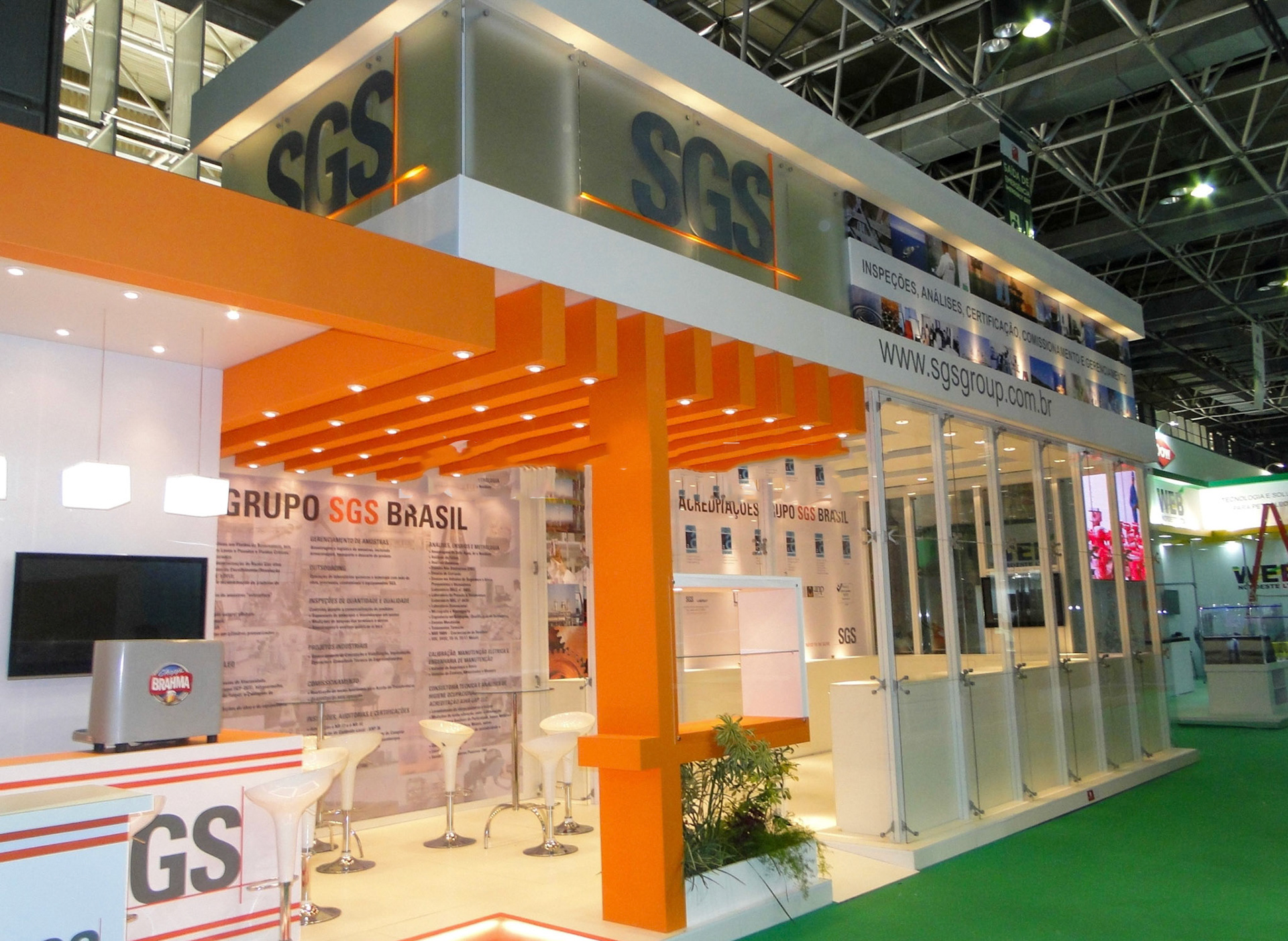 Estande SGS no evento Rio Oil & Gas — montagem e operação gerenciados pela Trabuka